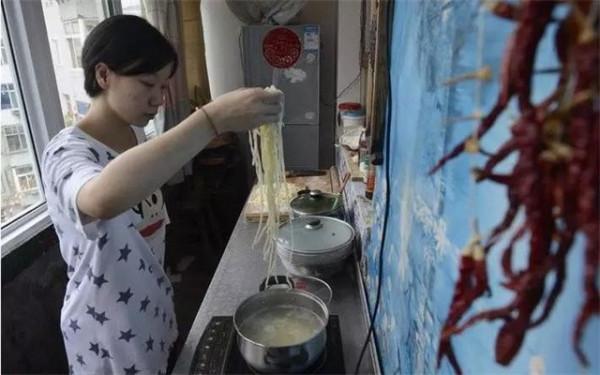 老人收養殘疾女孩25年,撿廢品供她上學,如今是國家二級運動員 老人收養殘疾女孩25年,撿廢品供她上學,如今是國家二級運動員