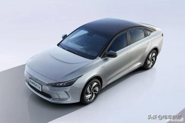 預算15萬左右，這兩款純電家轎怎麼選？舒適和操控都有