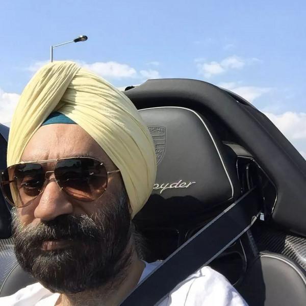 印度富豪跟人打賭：1條頭巾配1輛勞斯萊斯，7天不重複，結果如何