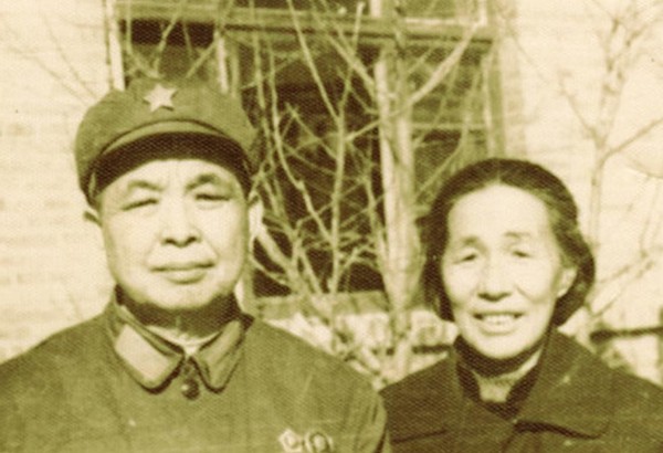 開國中將回家尋親，警衛員向一老乞丐問路，豈料此人正是將軍母親