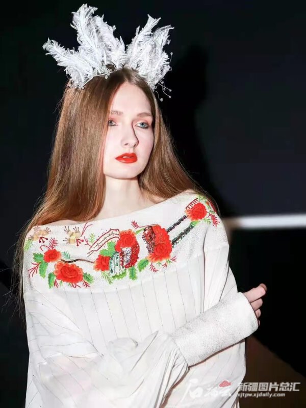 非遺故事丨以繡為“媒”哈密繡娘登上國際秀臺 非遺故事丨以繡為“媒”哈密繡娘登上國際秀臺