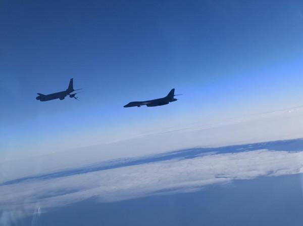 美軍兩架轟炸機兩架加油機抵近俄邊境,俄軍戰機緊急升空攔截 美軍兩架轟炸機兩架加油機抵近俄邊境,俄軍戰機緊急升空攔截