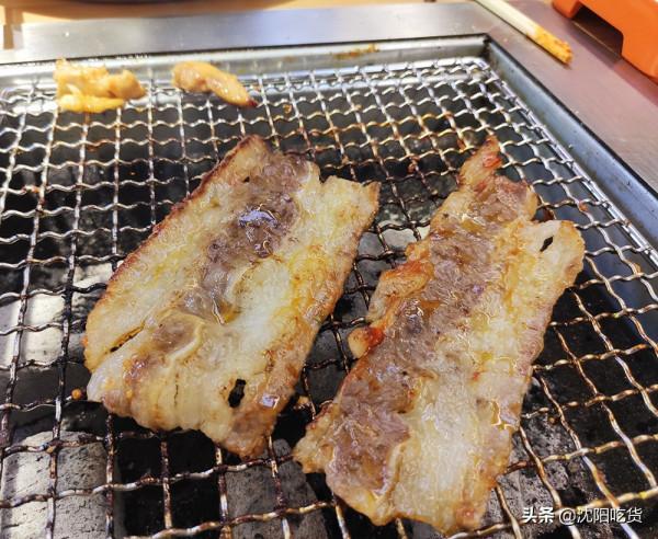 吃烤肉之前先拿個手推車，像逛超市似的選菜，可鐵板煎可篦子烤