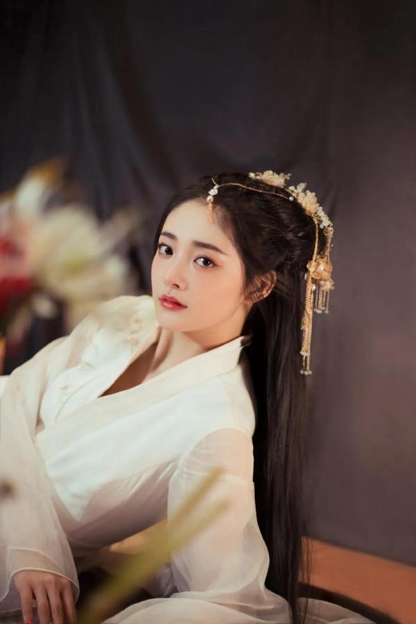 周潔瓊白皙透亮，水潤光澤，明豔動人，楚楚可人