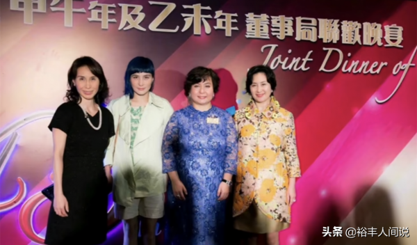 何超瓊四姐妹再聚首!何超鳳穿黑衣打扮優雅,何超蕸穿藍衣顯富態 何超瓊四姐妹再聚首!何超鳳穿黑衣打扮優雅,何超蕸穿藍衣顯富態