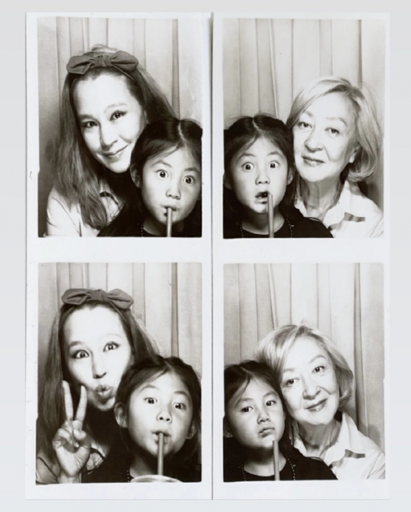 陳冠希母親和孫女溫馨同框,Alaia身高矚目,奶奶染金髮超時髦 陳冠希母親和孫女溫馨同框,Alaia身高矚目,奶奶染金髮超時髦