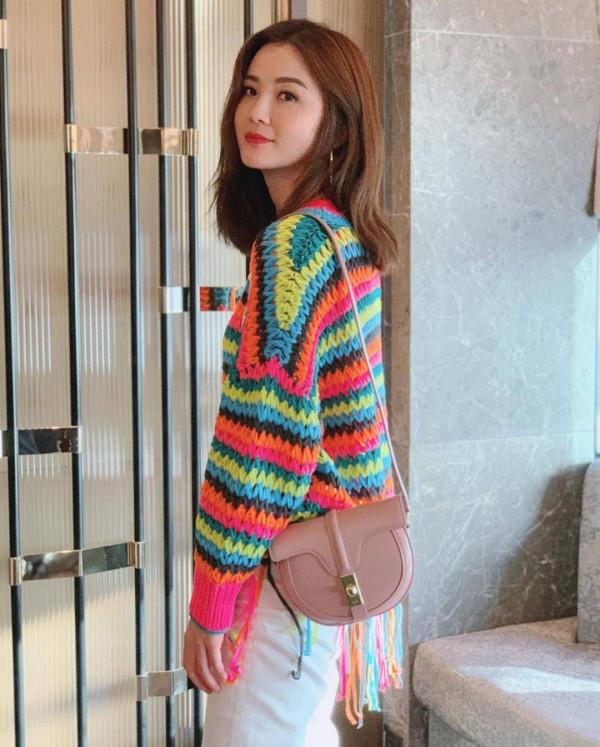 蔡卓妍人到中年依然美,穿星河流光裙甜美靈動,與出道時沒差 蔡卓妍人到中年依然美,穿星河流光裙甜美靈動,與出道時沒差