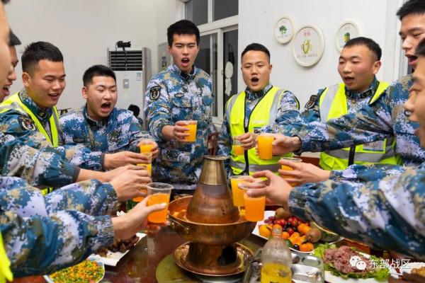 這次站哨的，全是校尉軍官