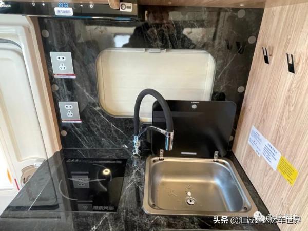 3.0T渦輪增壓配懸浮座的國產房車,空間秒變10多平,吃住不愁 3.0T渦輪增壓配懸浮座的國產房車,空間秒變10多平,吃住不愁