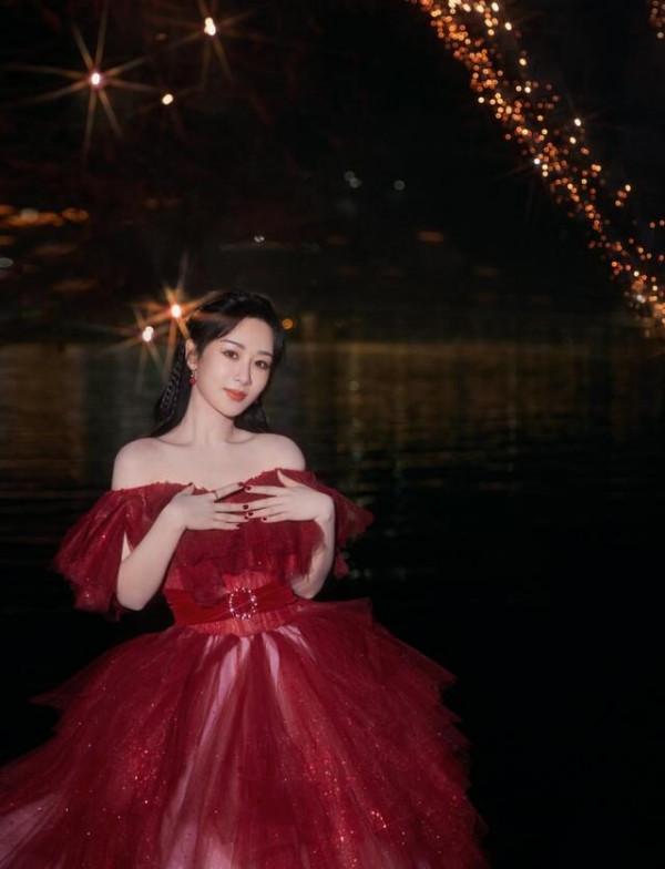 楊紫成跨年晚會收視率頂流，穿抹胸紗裙扮在逃公主，被驚豔到了