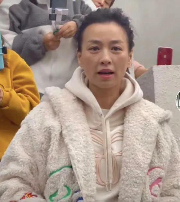 張庭現身工廠被拍，化濃妝還是皮鬆嘴凸，沒了膠原蛋白就是阿姨