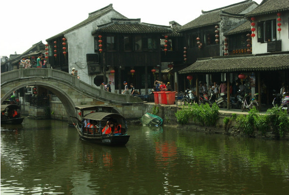 湖南有一人造古鎮,耗資100億按照5A級打造,如今卻荒草叢生 湖南有一人造古鎮,耗資100億按照5A級打造,如今卻荒草叢生