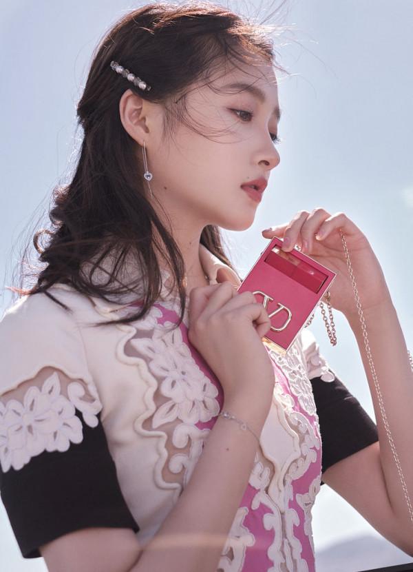 關曉彤三亞海風晴天大片清麗 粉白蕾絲碰撞甜美氛圍十足