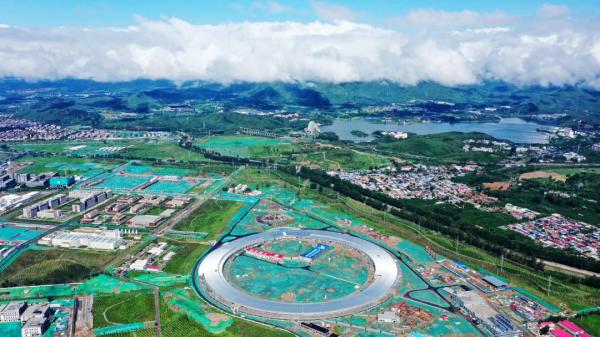 【聚焦·懷柔科學城】全球“最亮”光源探測微觀世界!雁棲湖畔正建超級“放大鏡” 【聚焦·懷柔科學城】全球“最亮”光源探測微觀世界!雁棲湖畔正建超級“放大鏡”