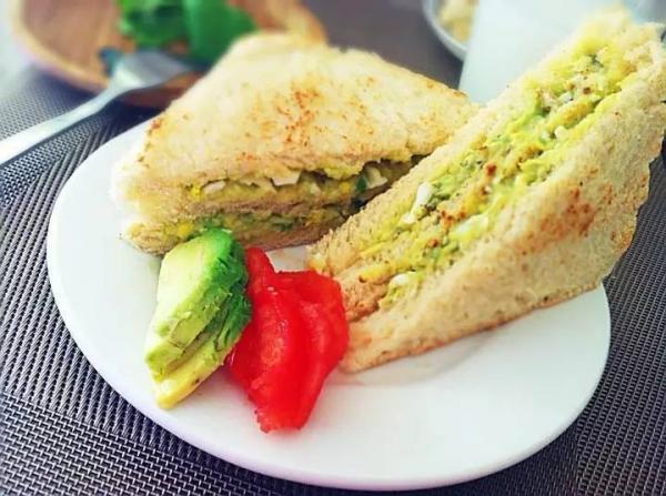 輕食首選:牛油果蝦仁蛋包三明治,營養均衡,低脂低卡減脂必備 輕食首選:牛油果蝦仁蛋包三明治,營養均衡,低脂低卡減脂必備