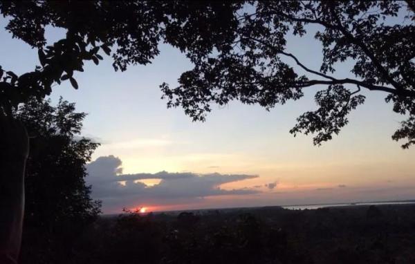 滿城盡是石頭堆