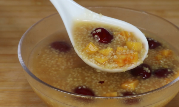 天涼了，多吃小米，一次喝3碗，暖心又養胃，做法超簡單