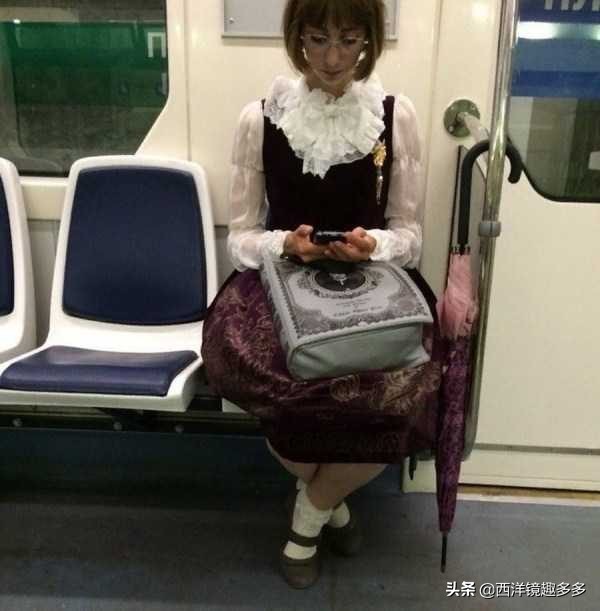 俄羅斯地鐵中的風景,“戰鬥民族”果然不一般 俄羅斯地鐵中的風景,“戰鬥民族”果然不一般