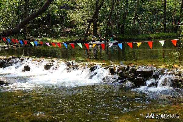 遊走青山秀水間，遛娃嬉戲好休閒