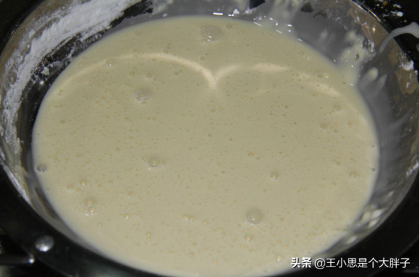 炸蘑菇時，別用雞蛋調麵糊，牢記2個技巧，酥脆可口，放涼照樣脆