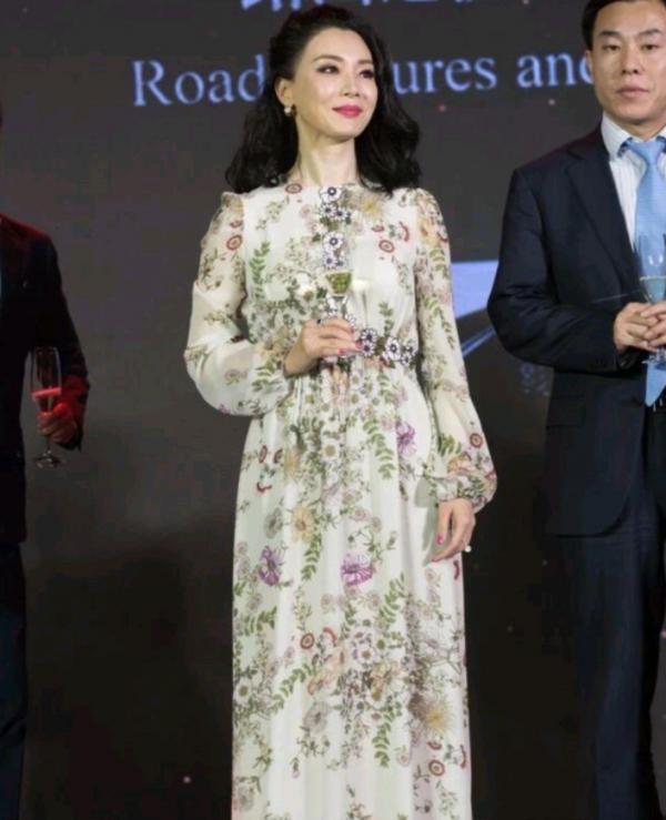 如何把碎花裙穿出秋日氛圍感？看陳數就知道，這樣選簡單還顯氣質