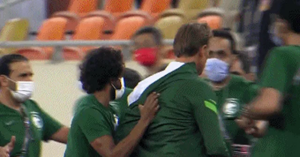 艾克森“撞”門將，阿蘭“踩”門將，對手主帥怒噴裁判，李鐵執拗