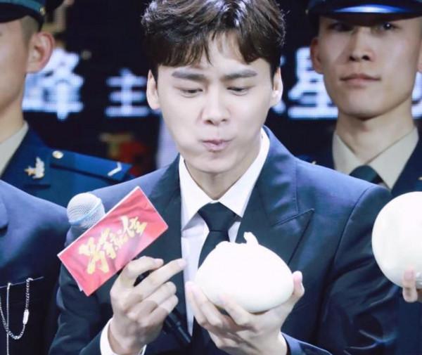 凹凸不平、眼睛擠成一條縫,“發麵饅頭”臉毀了多少高顏值明星? 凹凸不平、眼睛擠成一條縫,“發麵饅頭”臉毀了多少高顏值明星?