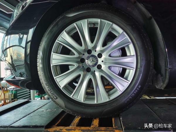 55萬買臺二手賓士S320充排場，生意人的精明？網友：車上才是贏家