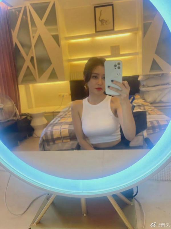 秦嵐曬對鏡拍，無袖上衣手臂好纖細 ​