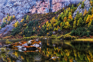 四川值得去的景區，草深木繁、高峰林立，毗鄰黃龍機場