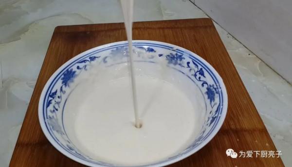 早餐餅這做法才好吃，加半斤麵粉，張張柔軟勁道，比手抓餅還香