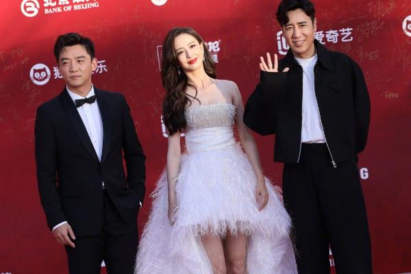 楊穎露背心形裙太豔麗，紅紗遮臉很唯美，網友：終於get到她的美