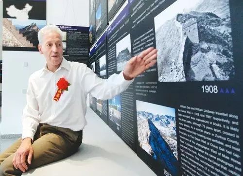 這個英國老頭在長城撿了22年垃圾，不僅閃婚了箇中國媳婦，還上BBC被英女王授予勳章