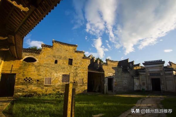 江西曾富甲一方的傳奇古村，裡面竟有48座祠堂，距今已有千年歷史