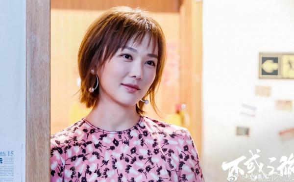 兩部劇，兩個傻小子背後都有一位款姐相助，一個接受一個放棄