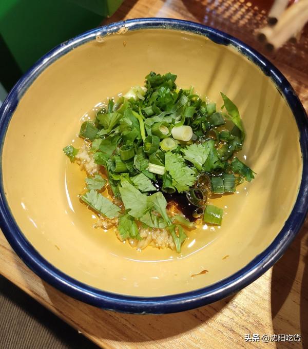 在一個特別不起眼的小衚衕裡,有一家有點像大排檔的6毛涮串 在一個特別不起眼的小衚衕裡,有一家有點像大排檔的6毛涮串