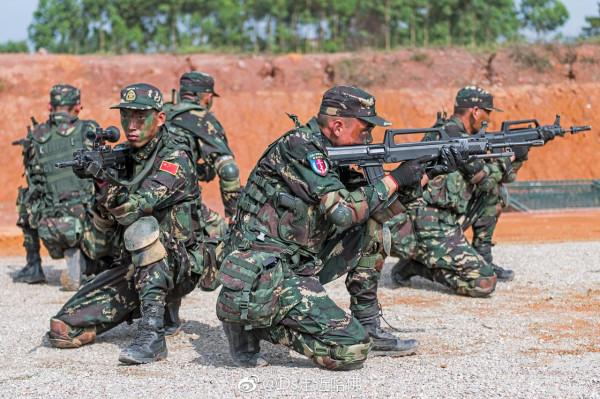 2001年，解放軍戰士火車上聯手製服74名歹徒，為何事後不肯現身？