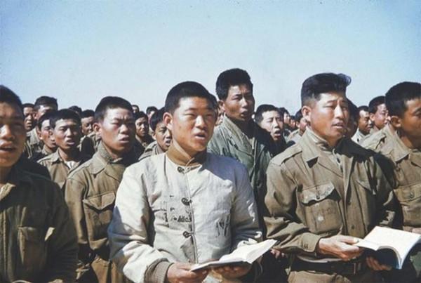 抗美援朝時，韓軍被打得那麼慘，為何少有人大規模向志願軍投降？
