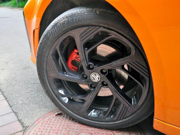 年輕運動市場的新選擇，還有排氣聲浪呢！試駕名爵6 PRO