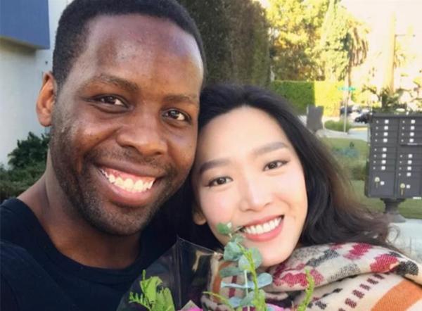 老戲骨李立群與家人慶中秋,31歲女兒留短髮神似林憶蓮,正與黑人男友熱戀 老戲骨李立群與家人慶中秋,31歲女兒留短髮神似林憶蓮,正與黑人男友熱戀