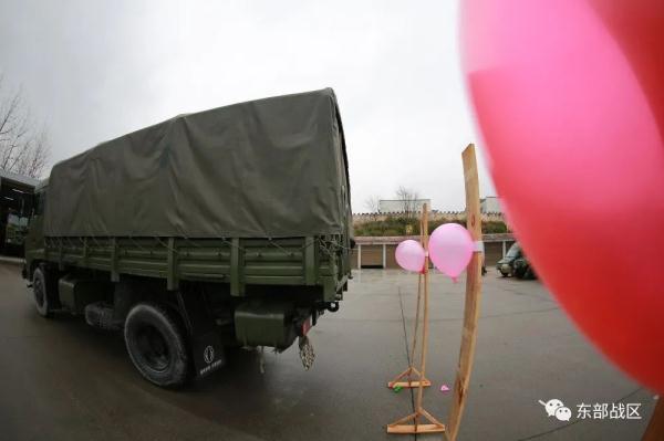 看！“東風快遞員”為火箭“注燃”