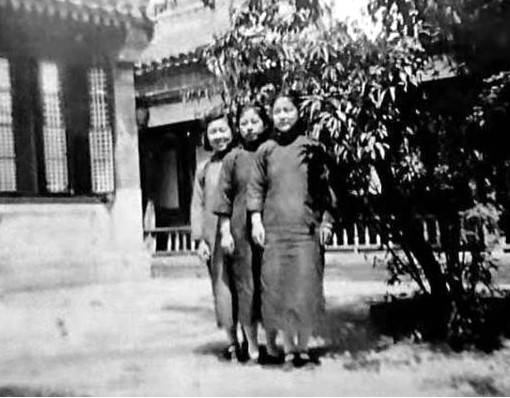 解放前，國軍少將闖入一地下黨房間，拔槍道：我有重要情報給黨