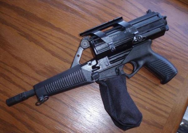 卡利科960衝鋒槍：可拆卸式彈筒、伸縮式槍托和塑膠槍身