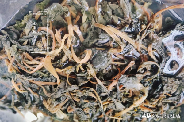 霜降後，我家常吃菜乾，泡一泡切碎上鍋蒸熟，清香撲鼻，簡單好吃