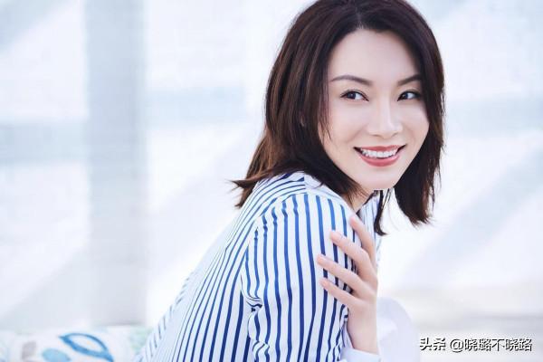 女人過了40歲，少穿“衛衣+牛仔褲”！學陳數這樣搭，美得真優雅