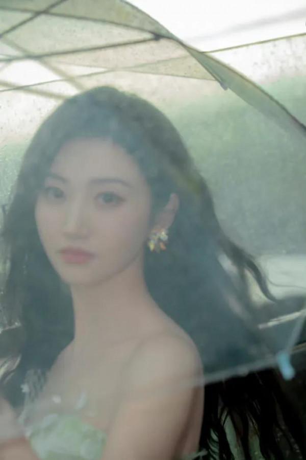 景甜身穿薄荷紗裙在雨中，撐傘氛圍感滿分，雨中漫步的小仙女