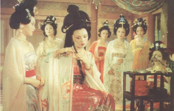 女明星以瘦為美，看到Angelababy後背瘦骨嶙峋，真心疼啊