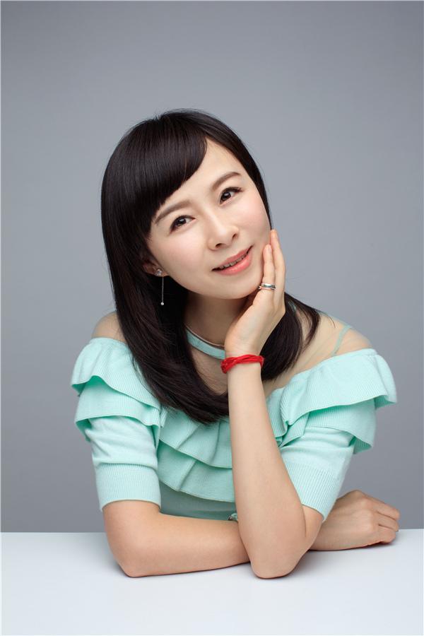 42歲生子的周瑾，還能取代一姐陳蓉回到東方衛視舞臺中央嗎？