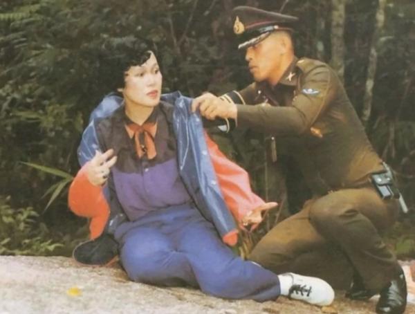 花心泰王也有孝順一面:外出和母親十指緊扣,彎腰給普密蓬扣衣服 花心泰王也有孝順一面:外出和母親十指緊扣,彎腰給普密蓬扣衣服