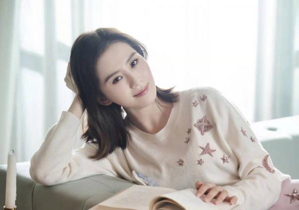 劉詩詩驚豔了時光，淡妝+中分劉海，美到骨子裡了